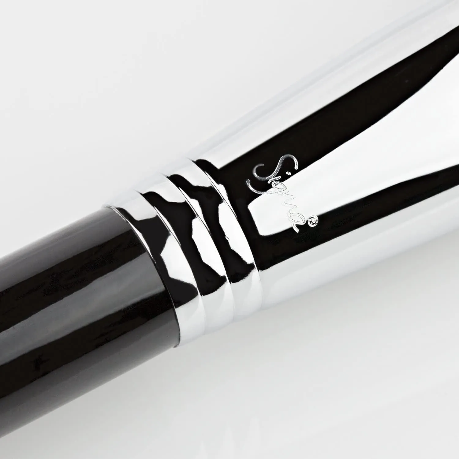 Sigma Beauty Professional E25 Eyeshadow Blending Brush – Professional Eyeshadow Brush for Seamless Eyeshadow Blending, Softens Dramatic Edges & Harsh Lines for a Well Blended Effect (1 Brush)